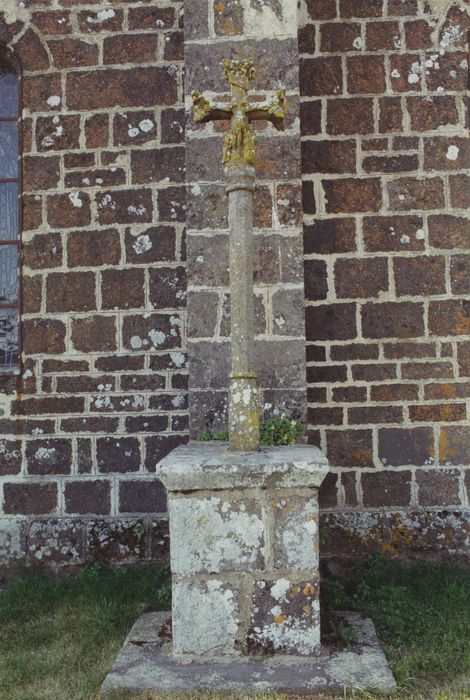 Eglise Saint-Men : Croix, vue générale