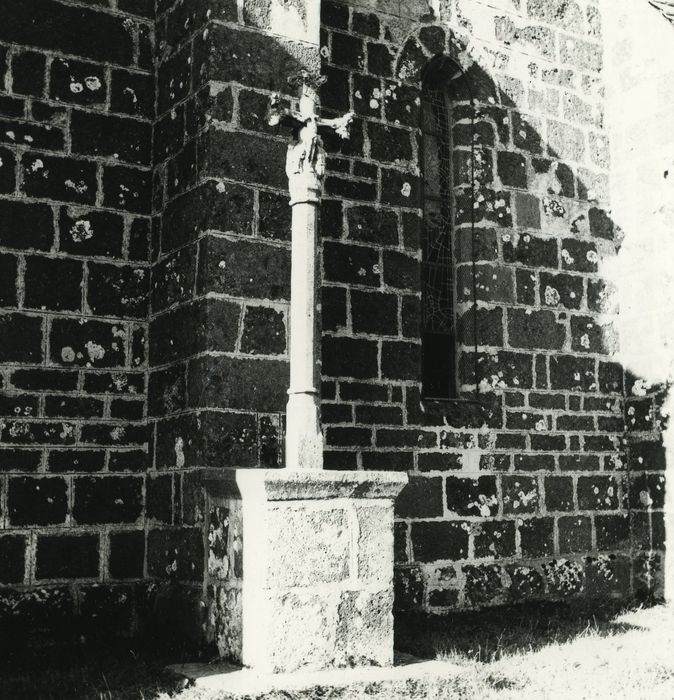 Eglise Saint-Men : Croix, vue générale