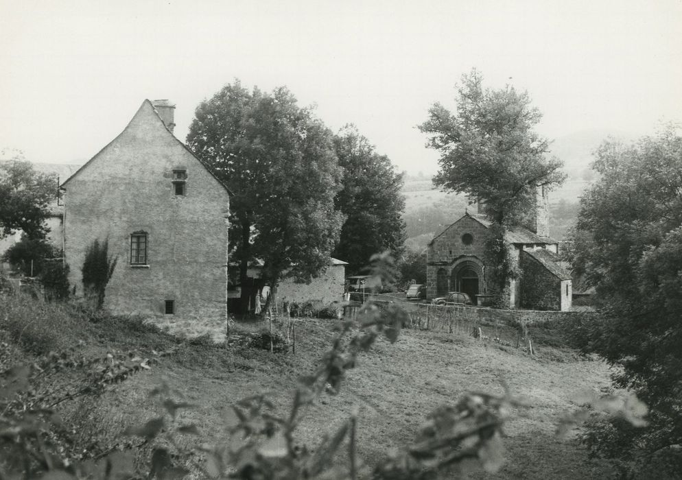 Eglise Saint-Martin : Vue générale de l’église dans son environnement depuis l’Ouest