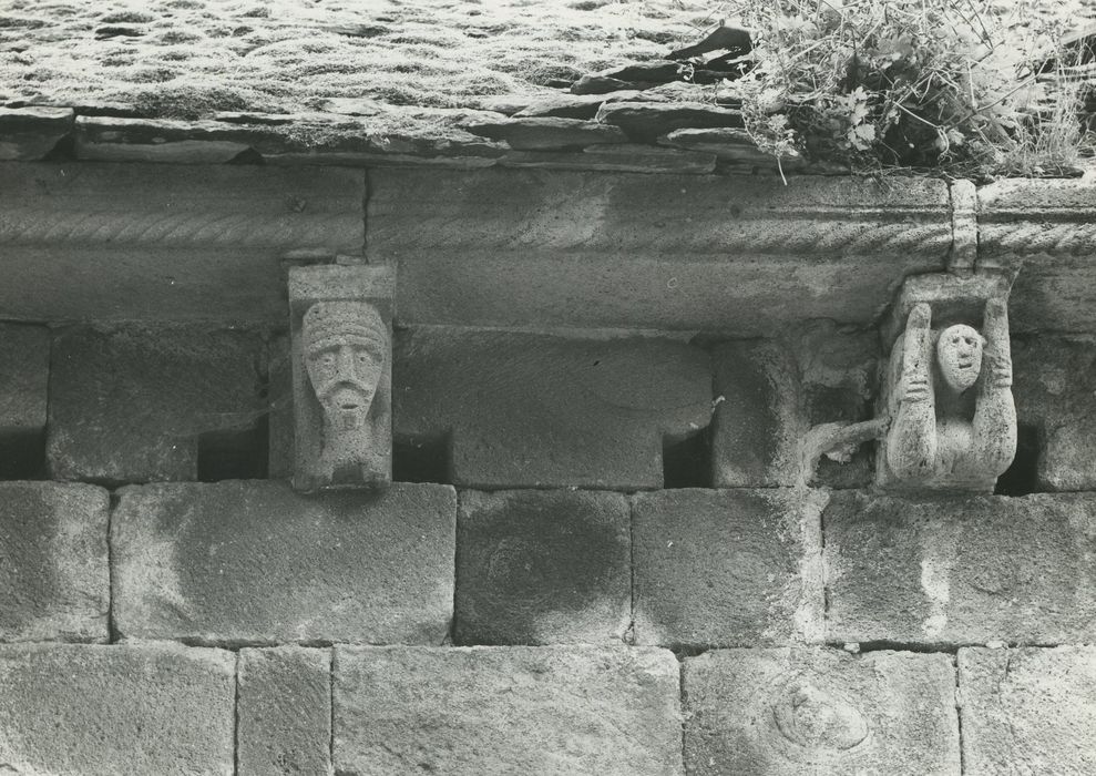 Eglise Saint-Martin : Façade latérale nord, modillons, détails