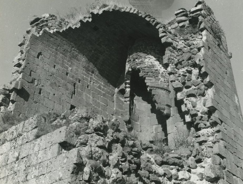 Ruines du château de Mardogne : Salle du 1er étage éventrée, vue partielle