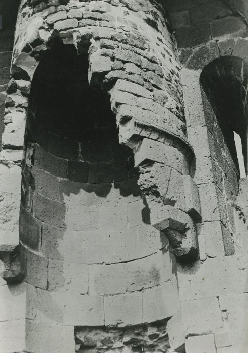 Ruines du château de Mardogne : Cheminée du 1er étage, vue partielle