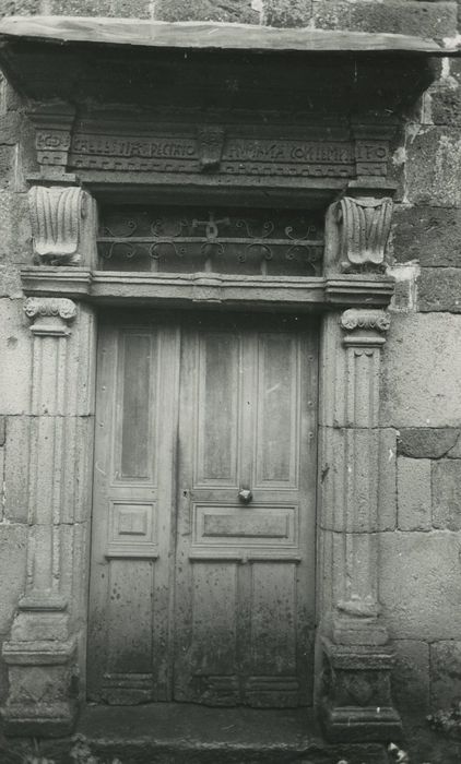 Maison : Porte de l’ancienne chapelle du château de Mardogne, vue générale