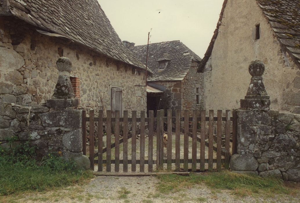 Ferme de Pressoire : Portail d’accès nord, vue générale