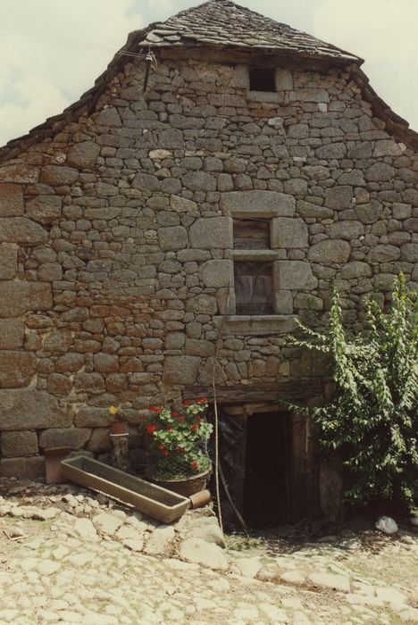 Ferme de Pressoire : Logis 16e, pignon ouest, vue générale