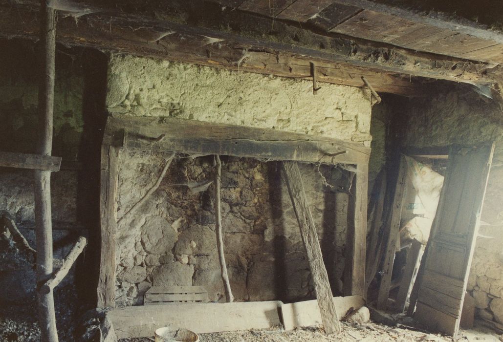 Ferme de Pressoire : Logis 16e, rez-de-chaussée, cheminée, vue générale