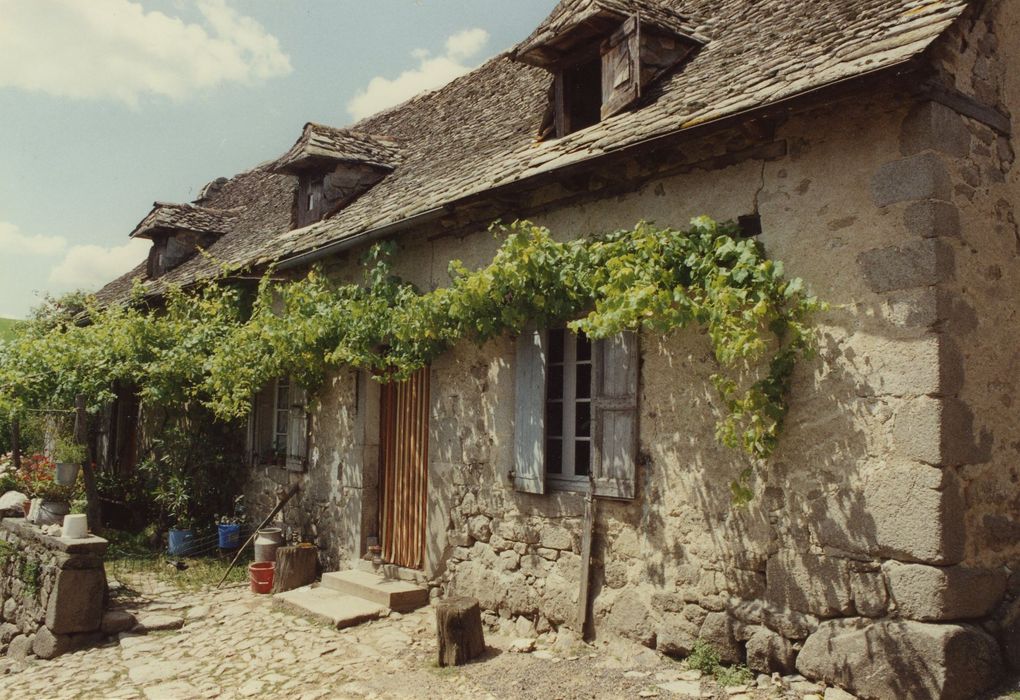 Ferme de Pressoire : Logis 17e, façade sud, vue générale