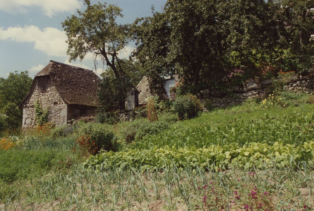 Ferme de Pressoire : Potager sud et soue, vue générale