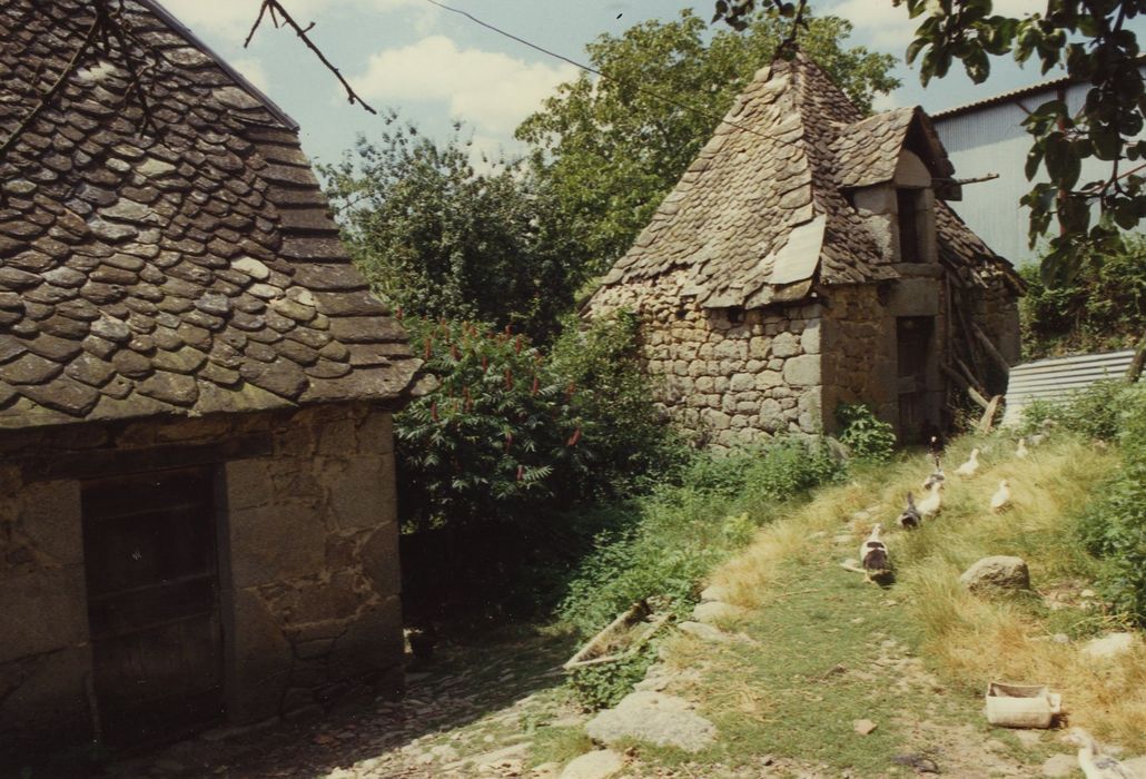 Ferme de Pressoire : Séchoir à châtaignes (sécadou), ensemble sud-est, vue générale