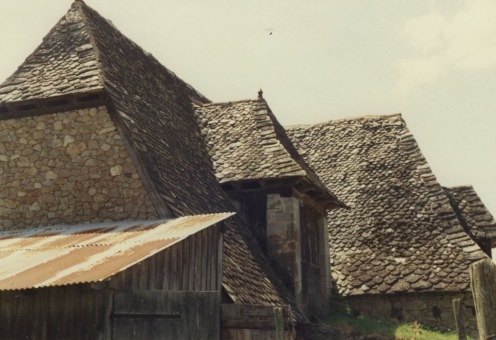 Ferme de Pressoire : Grange étable, vue générale des toiture, versant nord