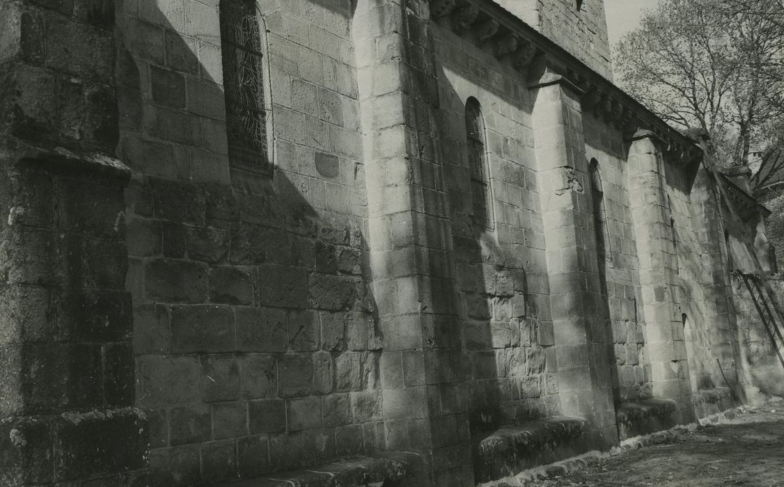 Eglise Saint-Jacques-le-Majeur : Façade latérale sud, vue partielle