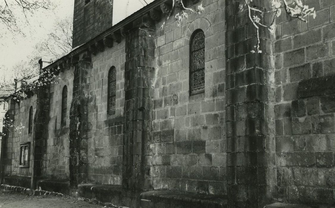 Eglise Saint-Jacques-le-Majeur : Façade latérale nord, vue partielle