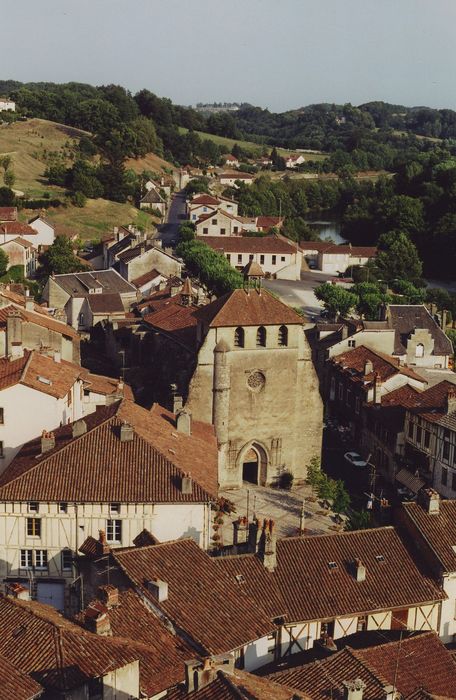 Eglise Saint-Martin : Vue générale de l’église dans son environnement urbain depuis l’Ouest