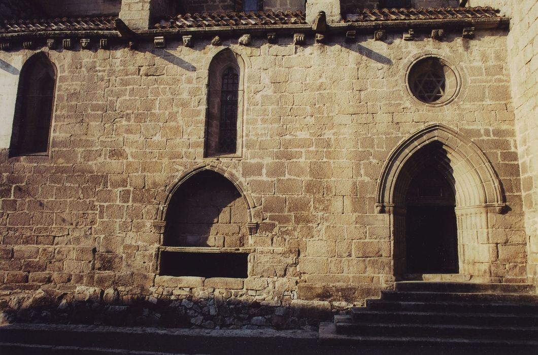 Eglise Saint-Martin : Porte latérale sud, vue générale