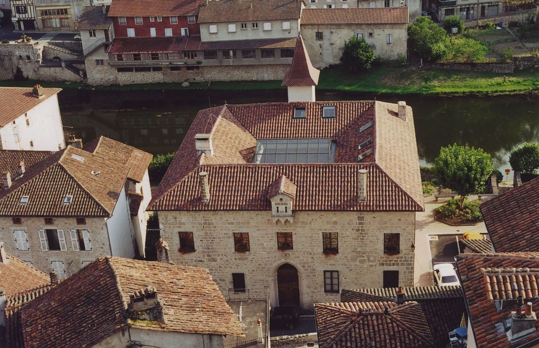 Hôtel de ville (ancien hôtel de la Trémolière) : Vue générale de l’Hôtel de ville dans son environnement depuis le Nord