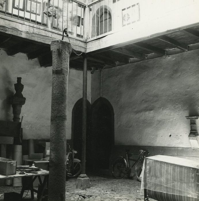 Hôtel de ville (ancien hôtel de la Trémolière) : Cour intérieure, angle sud-ouest, vue partielle