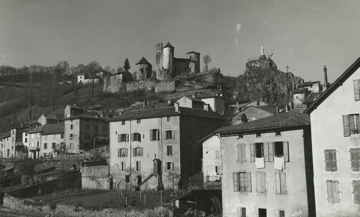 Ancien château ou château de Laroque : Vue générale du château dans son environnement depuis le Sud-Est, vuegénérale