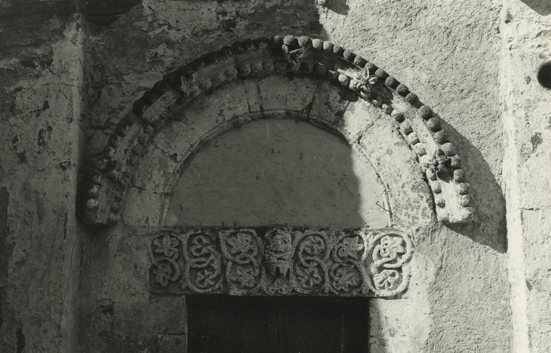 Eglise Saint-Blaise : Porte d’accès sud, détail du tympan