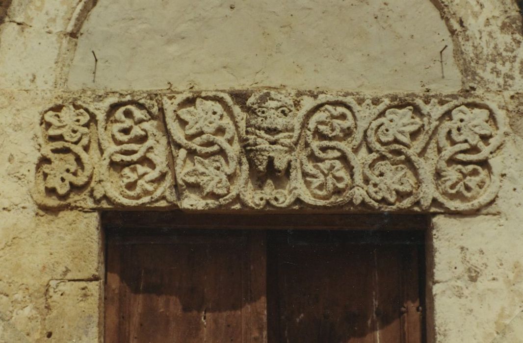 Eglise Saint-Blaise : Porte d’accès sud, détail du linteau