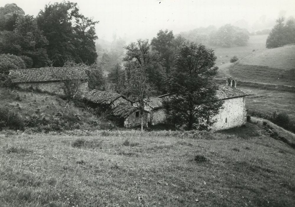 Ancien prieuré de Notre-Dame-du-Pont : Vue générale du prieuré dans son environnement depuis le Nord-Est