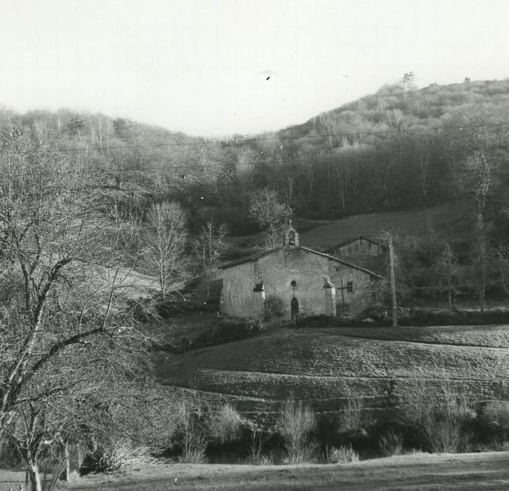 Ancien prieuré de Notre-Dame-du-Pont : Vue générale du prieuré dans son environnement depuis l’Ouest