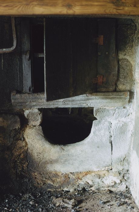 Maison Saury, à la Courbatière : Rez-de-chaussée, salle commune, cheminée monumentale, détail du caveau à cendres