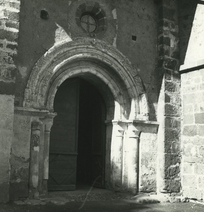 Eglise Saint-Pardoux : Portail sud, vue générale