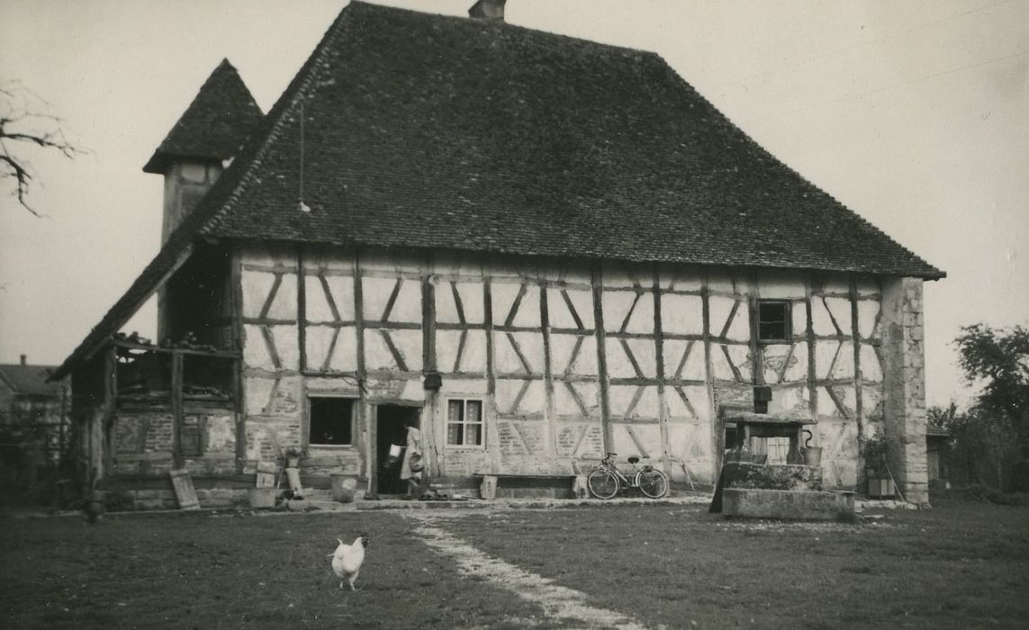 Manoir-ferme bressan : Façade ouest, vue générale