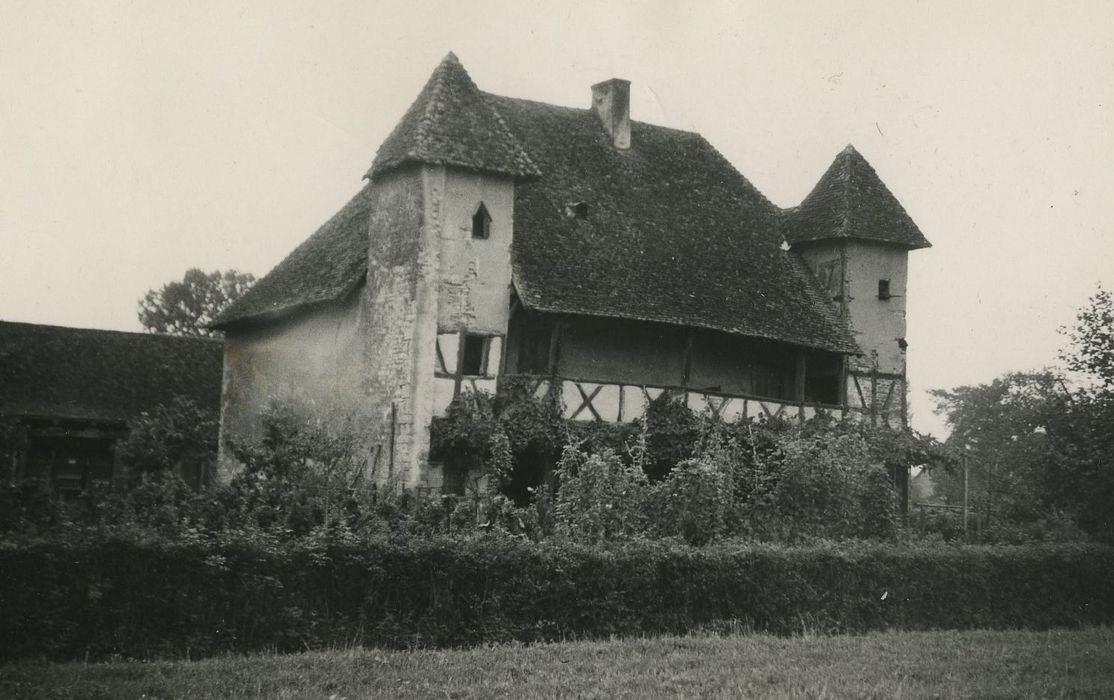 Manoir-ferme bressan : Façades sud et est, vue générale