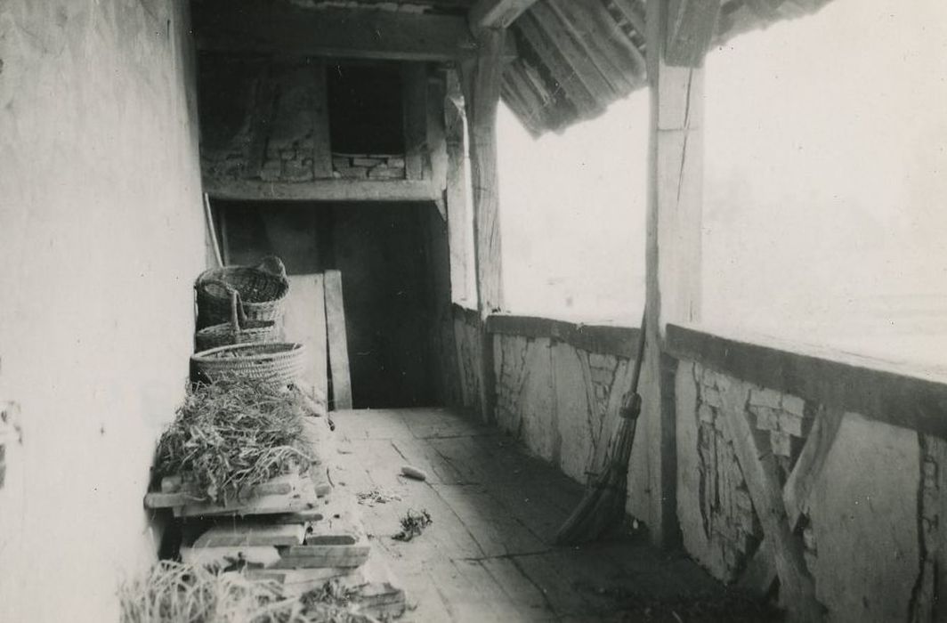 Manoir-ferme bressan : Galerie est du 1er étage, vue partielle