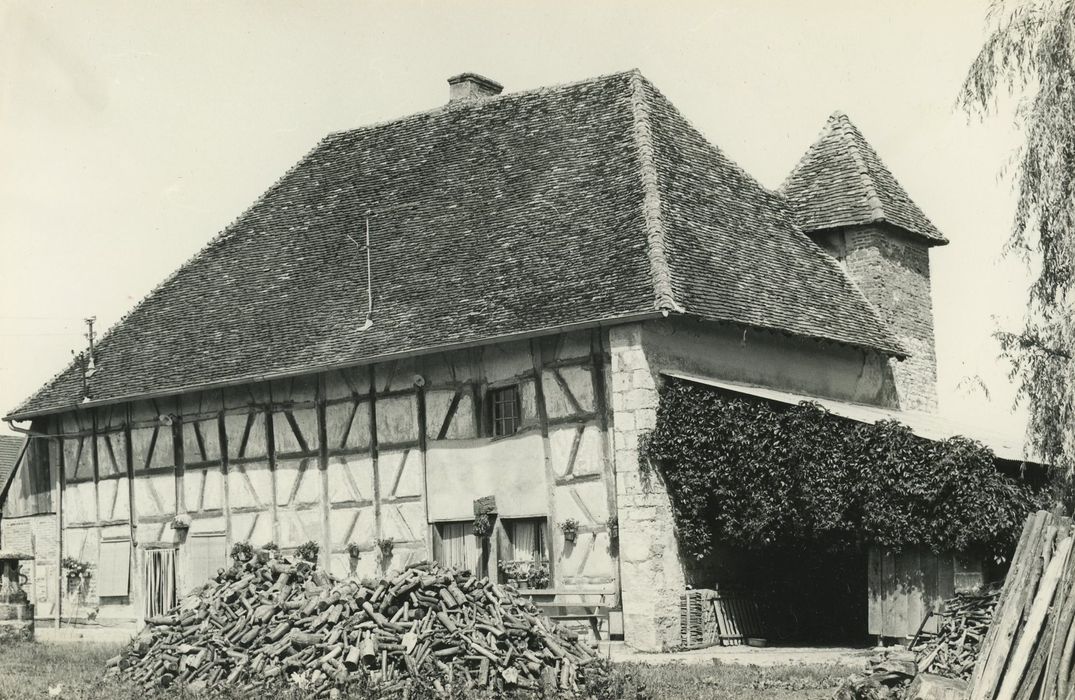 Manoir-ferme bressan : Façades sud et ouest, vue générale