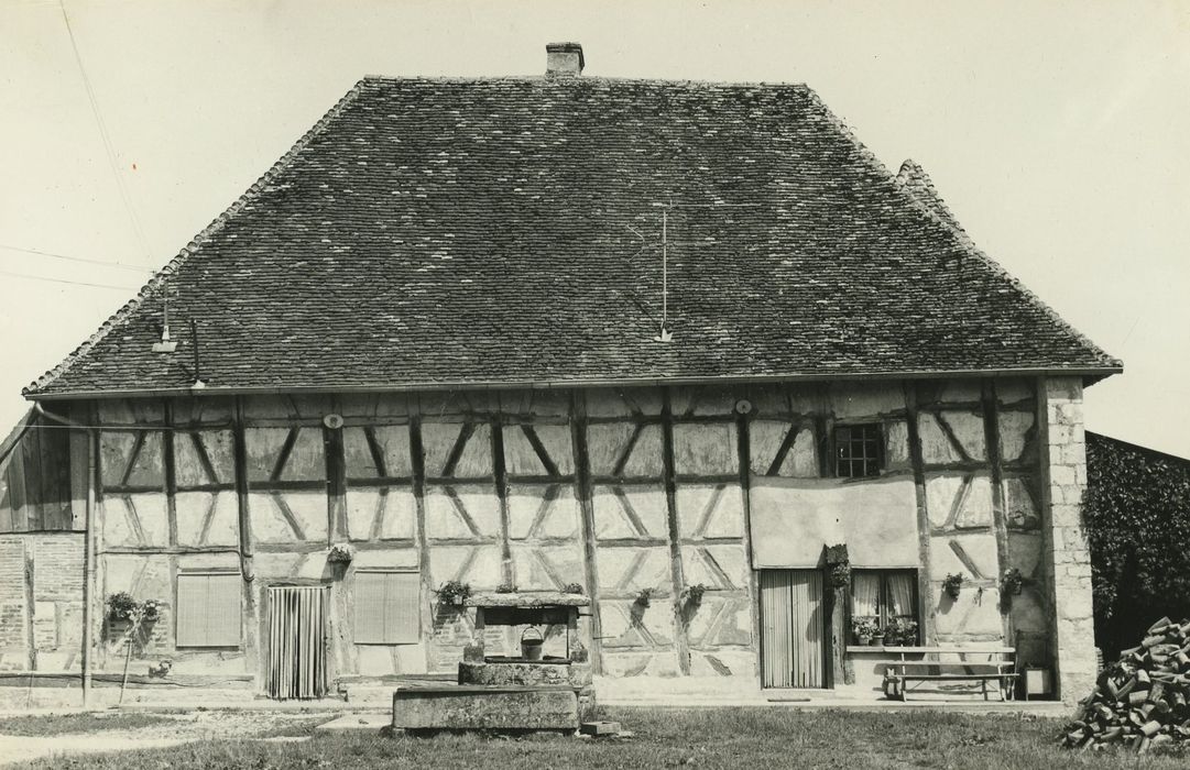 Manoir-ferme bressan : Façade ouest, vue générale
