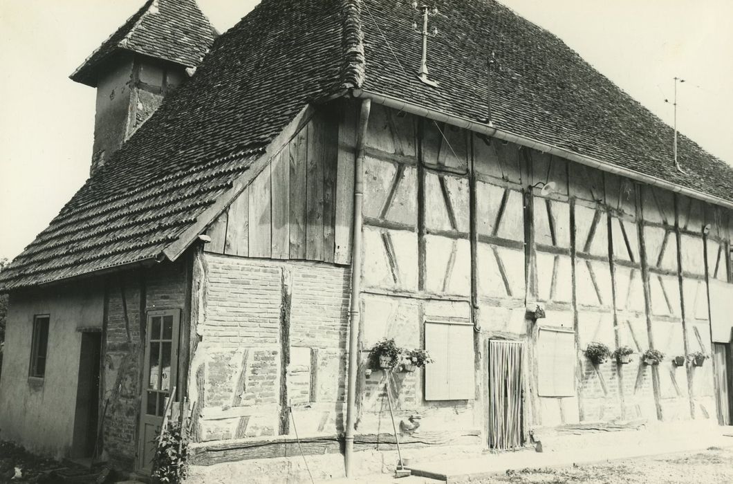 Manoir-ferme bressan : Façades nord et ouest, vue partielle