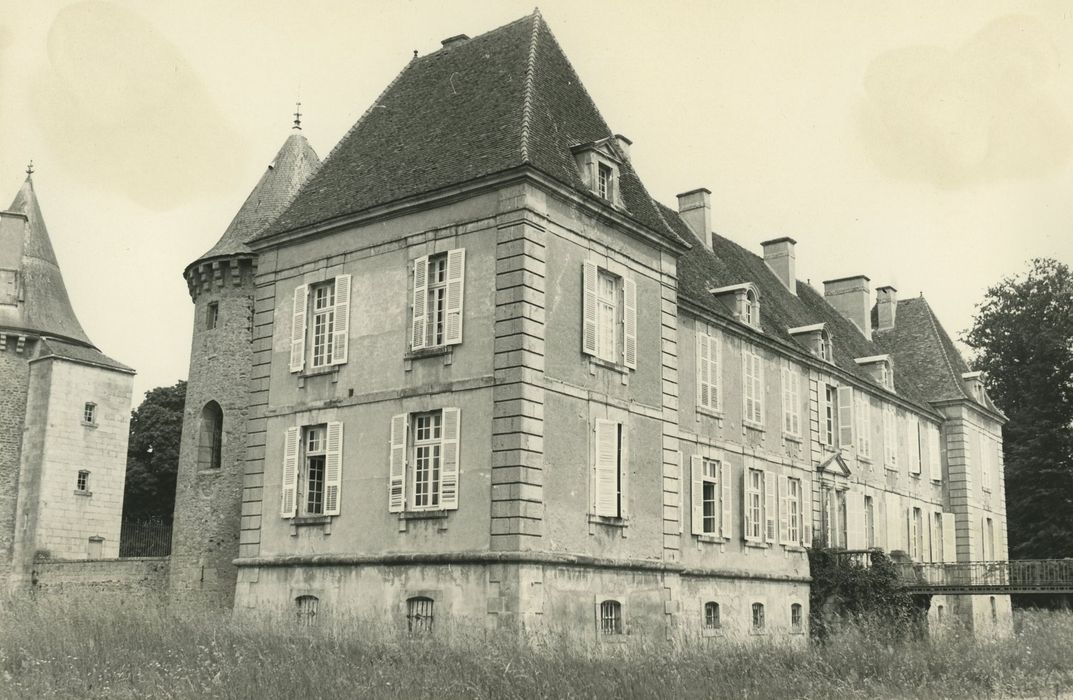 Château d'Epiry : Aile est, façades sud et est, vue générale