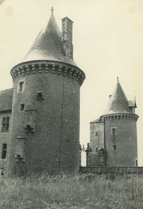 Château d'Epiry : Tours nord-ouest et sud-ouest, vue générale