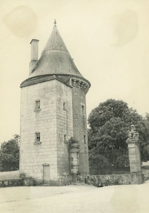 Château d'Epiry : Tour sud-ouest, vuegénérale