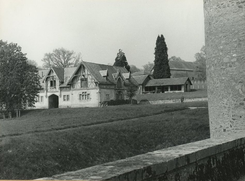 Château d'Epiry : Communs, ensemble nord-est, vue générale