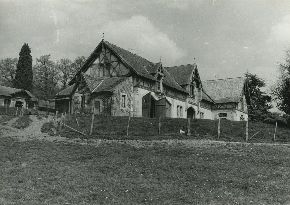 Château d'Epiry : Communs, ensemble sud-est, vue générale