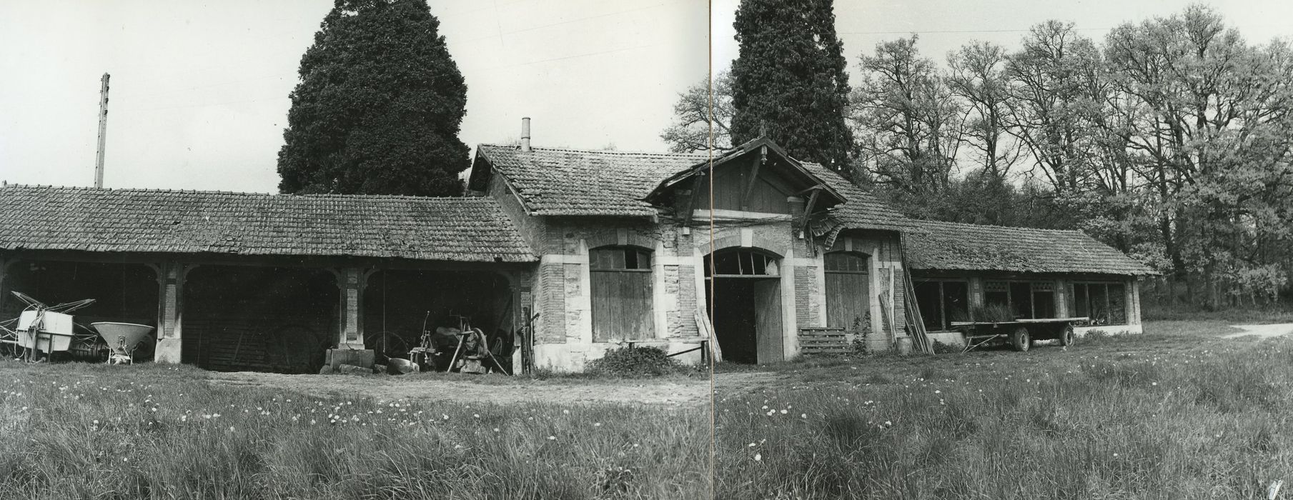 Château d'Epiry : Communs, ensemble est, vue générale