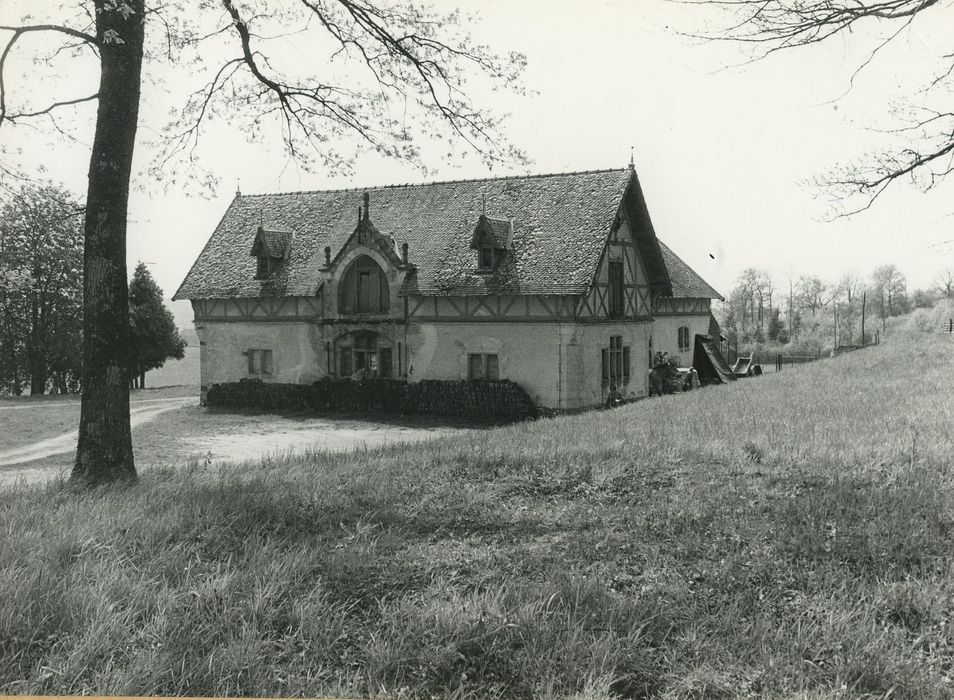 Château d'Epiry : Communs, façades nord-ouest, vue générale