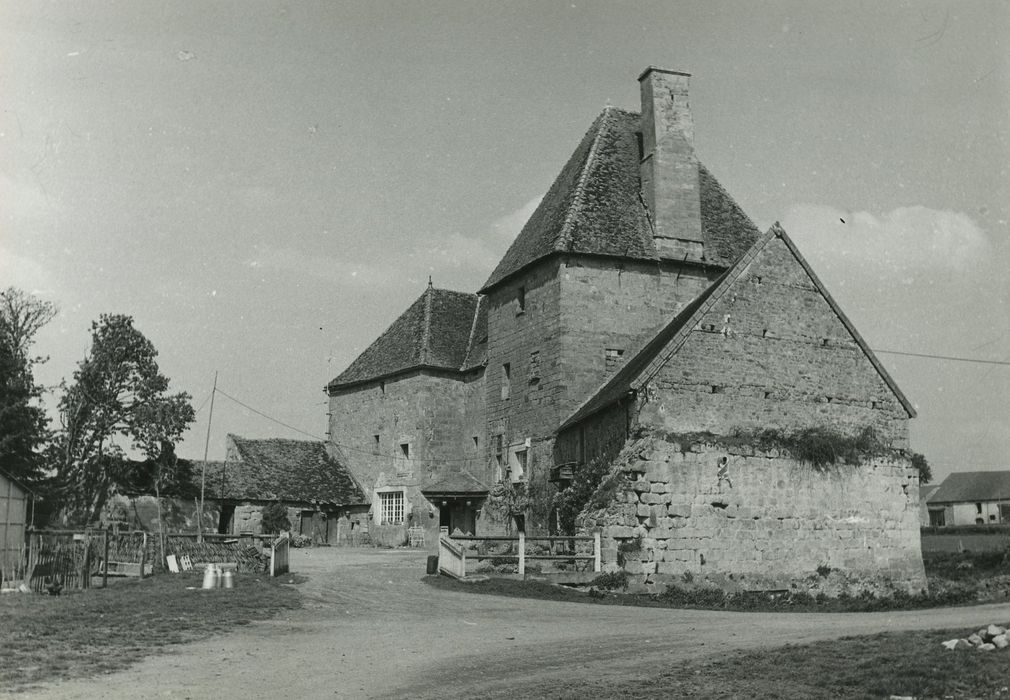 Château de Lally : Ensemble sud-est, vue générale