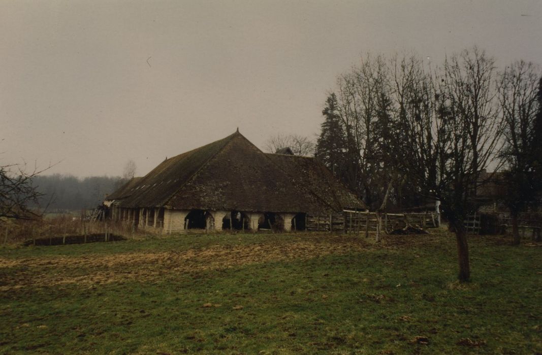 Tuilerie de Bissy : Vue générale de la halle dans son environnement depuis le Nord-Est