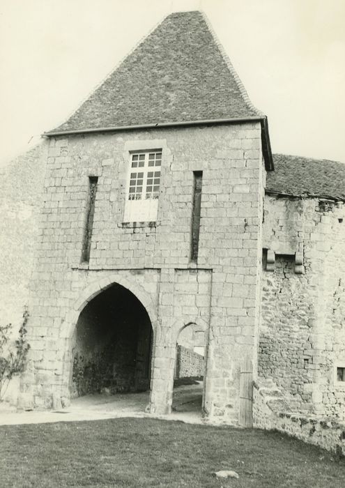 Château de Brandon : Poterne, élévation sud, vue générale