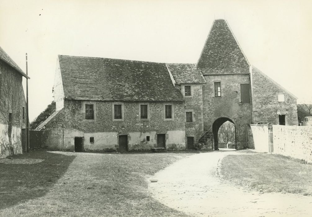 Château de Brandon : Cour intérieure, ensemble nord, vue générale