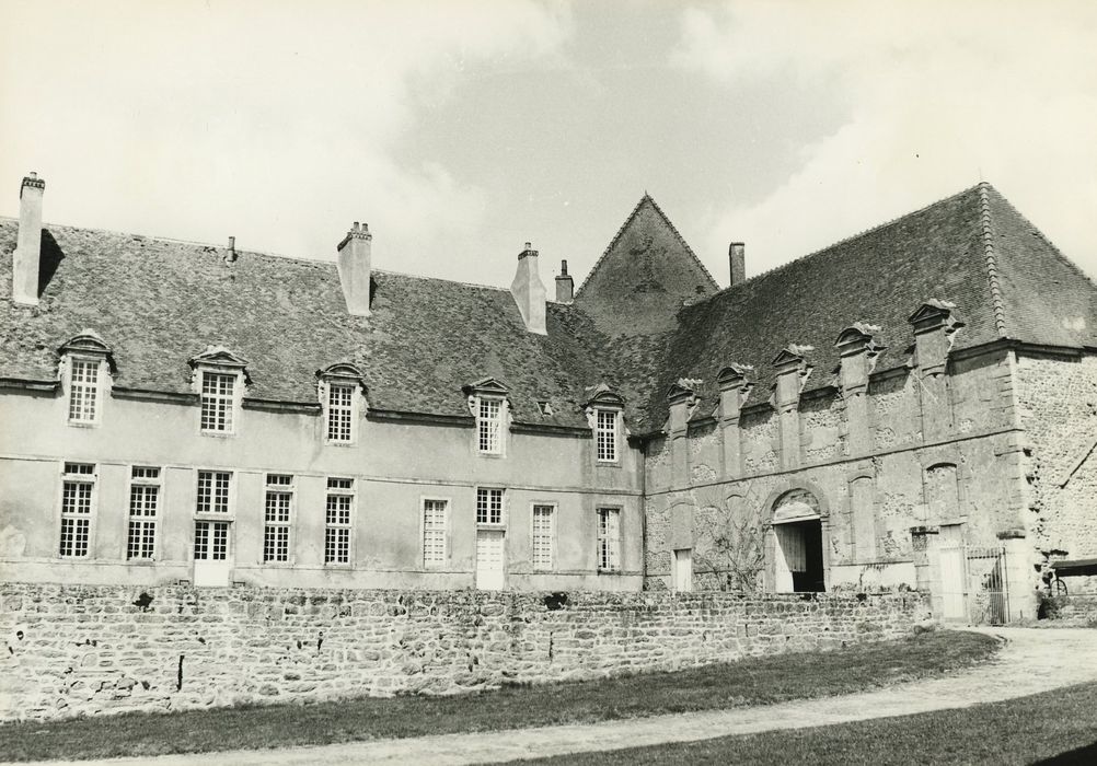 Château de Brandon : Cour intérieure, ailes ouest et nord, façades est et sud, vue générale