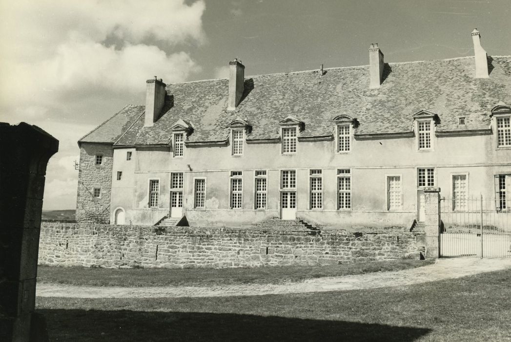 Château de Brandon : Cour intérieure, aile ouest, façade est, vue générale