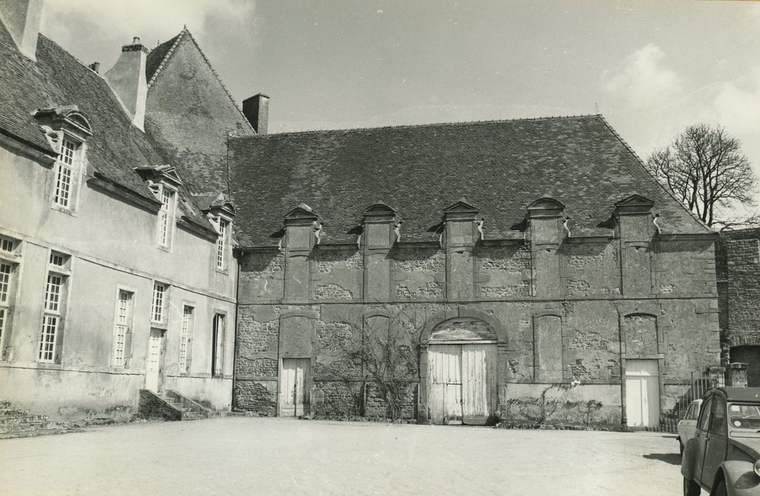 Château de Brandon : Cour intérieure, aile nord, façade sud, vue générale