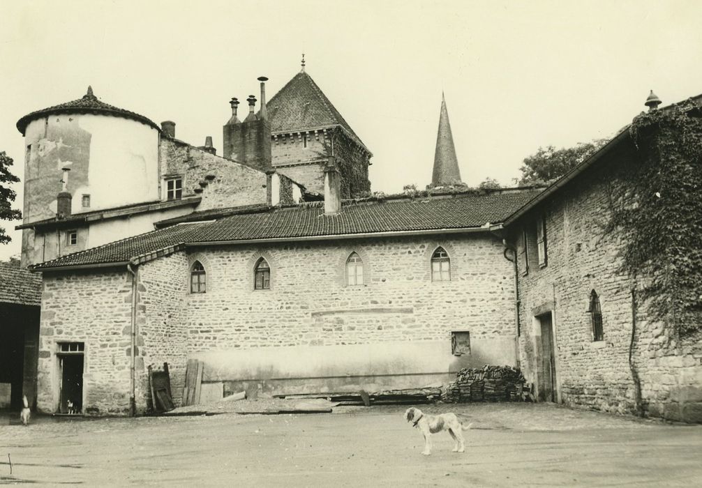 Château de Lamartine : Cour des communs, ensemble nord, vue générale