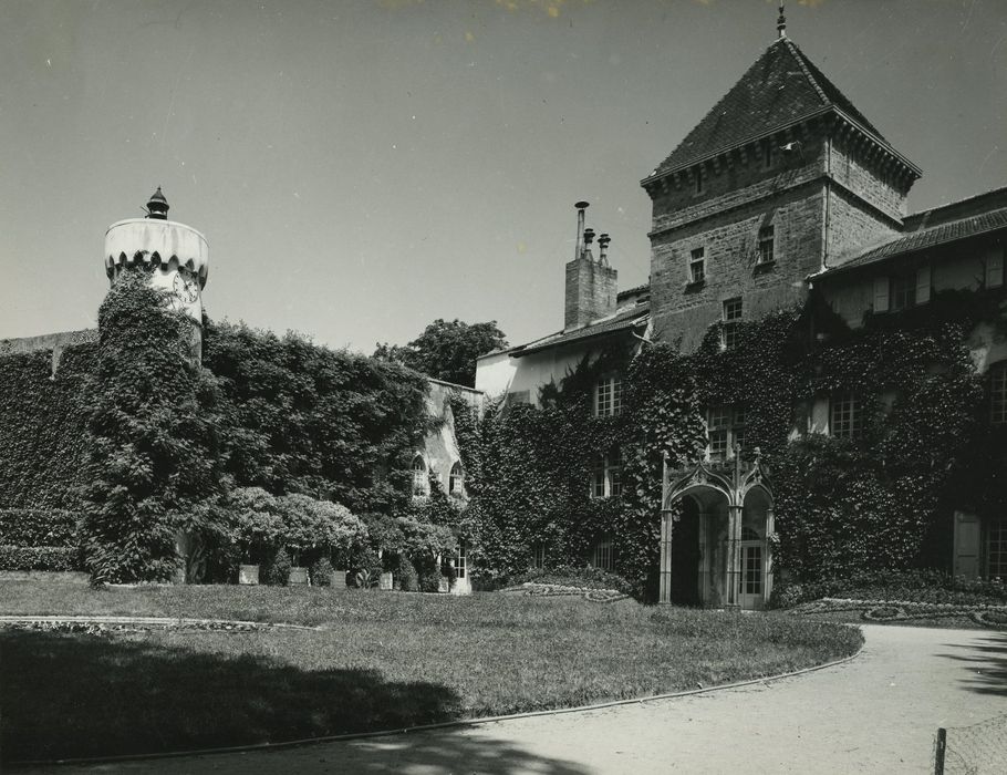 Château de Lamartine : Ensemble sud-ouest, vue partielle