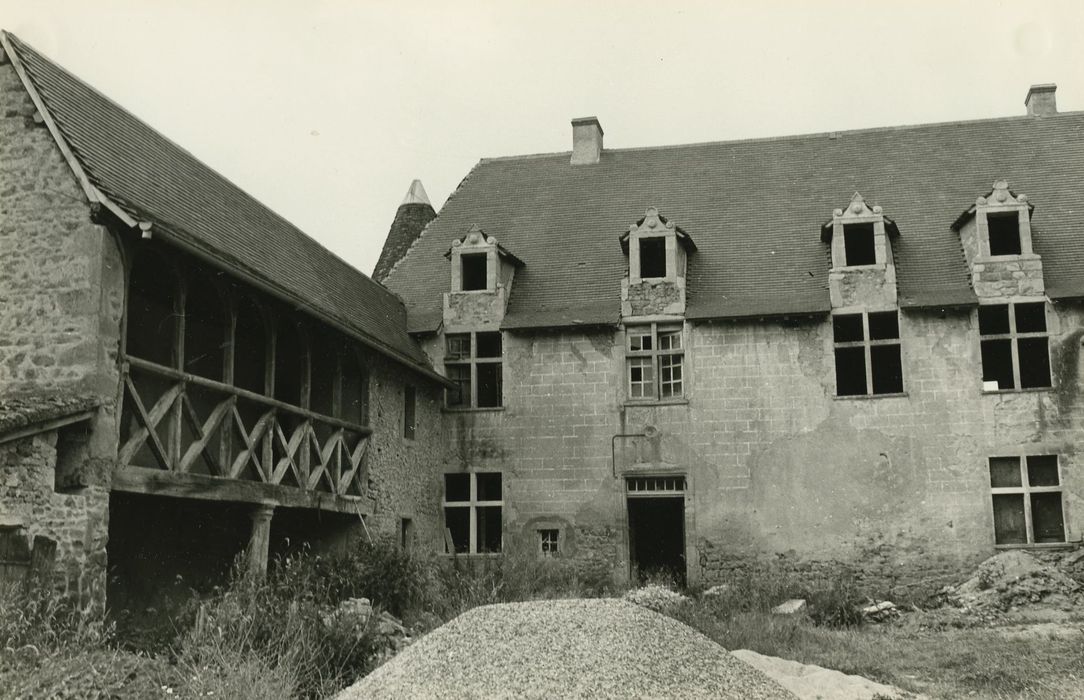 Château de Chevannes : Cour intérieure, ailes sud et ouest, façades nord et est, vue partielle